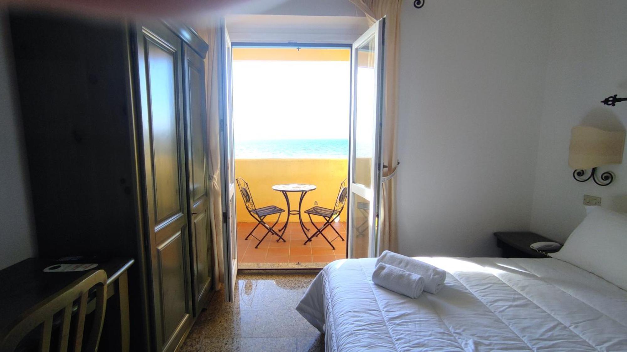 Hotel Castello Golfo Aranci Exterior photo